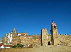 Vista geral da muralha e entrada da do castelo de Mourão.jpg