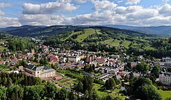 Vue aérienne avec le château de Vrchlabí à gauche