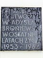 Tablica upamiętniająca miejsce zamieszkania i pradcy twórczej Władysława Broniewskiego w Warszawie przy ulicy Dąbrowskiego 51 w latach 1953 - 1962. Tablica znajduje się na elewacji frontowej willi, w której obecnie miesci się muzeum poswiecone poecie.