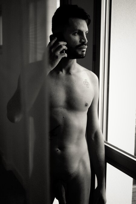 Tập_tin:Waiting_at_Home_(Male_Nude).tif