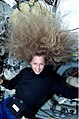 Снимка на Марша Айвънс с косата си в безтегловност