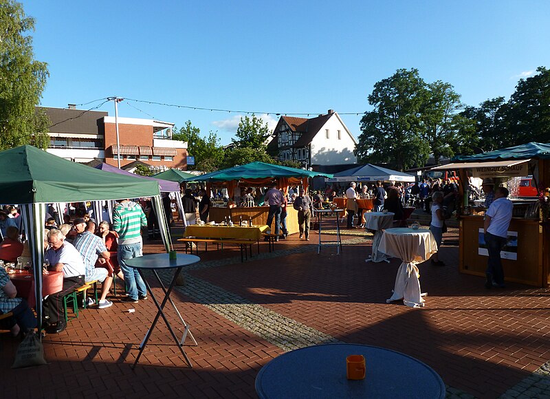 File:Weinfest in Munster (Örtze).jpg