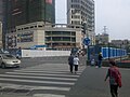 上海路和北京东路交互处，之前在中间施工所有车辆逆时针旋转通过，之后两边开始施工中间共非机动车和行人通过，之前的旋转标志还没有拆除。