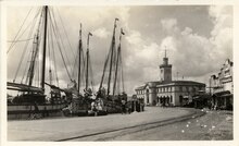 Sailing ships at the Muelle Loney wharf of Iloilo City, circa 1920s to 1930s. Zeilschepen aan de kade van Iloilo City, Western Visayas, in de Philippijnen, KITLV 1402351.tiff