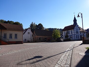 Datei:Zentraler_Dorfplatz_in_Breitenbach_(Schmalkalden).JPG