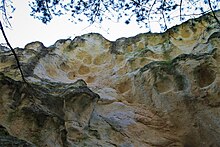 Трапецовидни ниши изсечени в скалните масиви югоизточно от село Зимзелен. Общият им брой е 56. Много от нишите са силно изветрели и ерозирали.