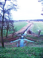 Zschampert vom Damm des Elster-Saale-Kanals aus gesehen (nach der Unterquerung)