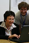 Tysklands justitieminster Brigitte Zypries får hjälp att redigera i Wikipedias bås vid LinuxTag 2006.
