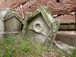 Pierres tombales de l’ancien cimetière entourant l’église