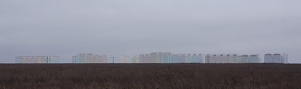 Vedere din zona rezidențială Leventsovsky către microdistrictele 1 și 3 în construcție (aprilie 2013)