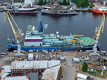 Project 22220 icebreaker, Ural, under construction Sankt-Peterburg, ledokol Ural u prichala Baltzavoda sverkhu (cropped).jpg