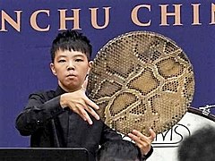 新竹青年國樂團的團員演奏新疆手鼓