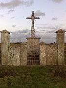 La croix de la Petite-Giraudière est une croix en fonte ajourée entourée d'un muret