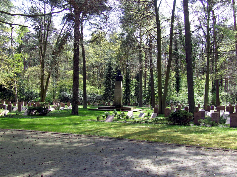 File:038 Soviet war cemetery near Badesee Madlow.png