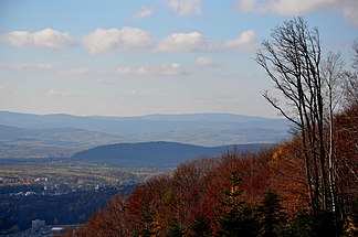 Wroczeń am Südrand des Gebirges