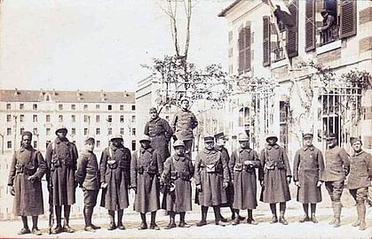 Photo de groupe devant l'entrée de la caserne Bosquet