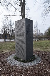 Gedenkstein bei der Dorfkirche Schönefeld