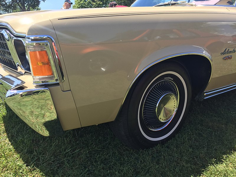 File:1973 AMC Ambassador Brougham sedan in beige with cinnamon and a 401 V8 at 2015 Macungie show 07.jpg