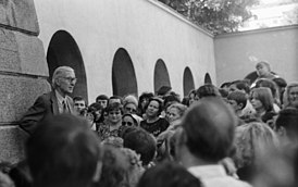 Viktoras Kupravičius Vytautas Suuren sotamuseon kelloilla konsertin jälkeen (1983)