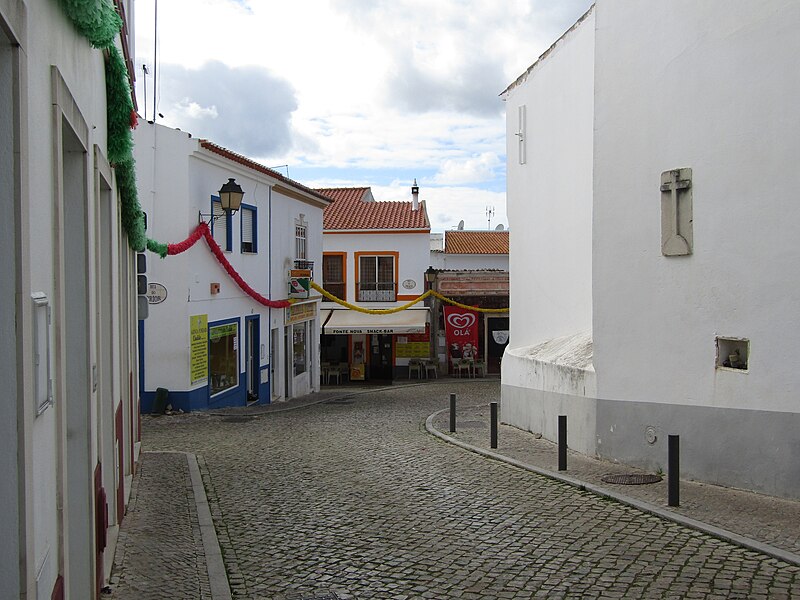 File:2014-02-14 East side of Largo da Igreja, Alte.JPG