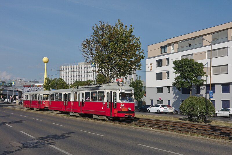 File:2017-07-07 AT Wien 22 Donaustadt, Wagramer Straße, Donau Zentrum, E1 4771+c4 1313 Linie 25 (49662762073).jpg