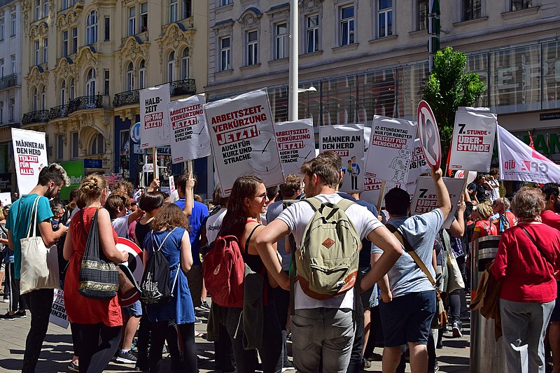 File:2018-06-30 - Demo Nein zum 12-Stunden-Tag - 04 - Junge Linke.jpg