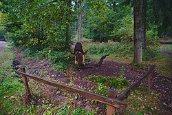 Eine Holzskulptur an dem Wanderweg