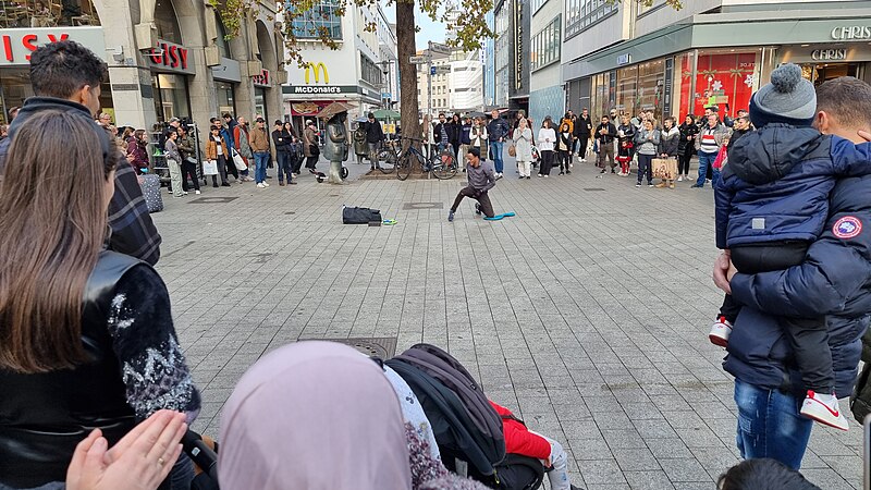 File:202-11-12 Georgstraße Ecke Große Packhofstraße Straßenkunst mit Publikum.jpg