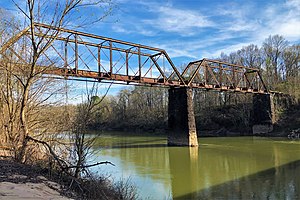 Ditinggalkan dua span Tallapoosa Sungai Jembatan rel Kereta api di Milstead adalah bagian dari Tallassee dan Montgomery Kereta api.