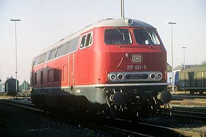 217 021 in der ursprünglichen purpurroten Lackierung 1984 im Bw Weiden