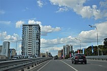 На путепроводе над улицей Нурсултана Назарбаева: в этом месте заканчивается проспект Универсиады и начинается улица Тихомирнова