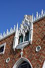 Das neugotische Doppelfenster im 2. Obergeschoss