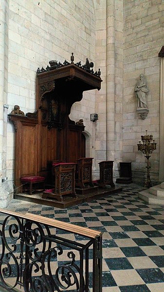 File:Abbatiale Saint-Pierre de Corbie intérieur chœur 1.jpg