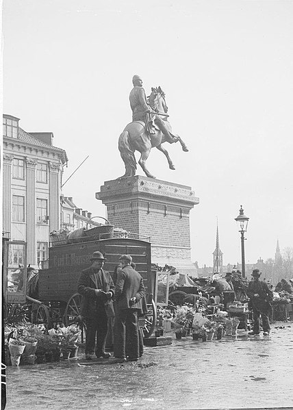 File:Absalon statue (Fritz Theodor Benzen).jpg