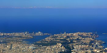 L'arcipelago maltese e, sullo sfondo, l'isola di Sicilia