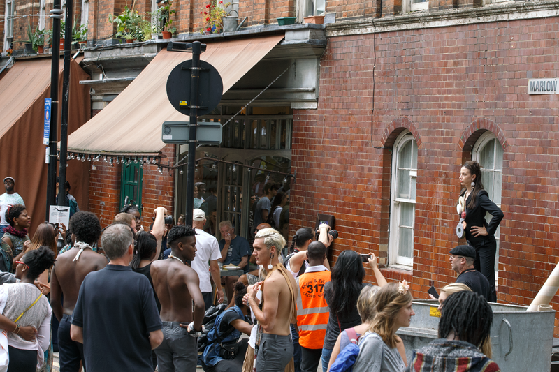 File:African Street Style Festival 2016 - Crowds gathered around a model during a showcase fashion shoot at the festival.png