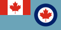 Vlag van de Royal Canadian Air Force. In het kanton de nationale vlag, rechts het embleem van de Royal Canadian Air Force.
