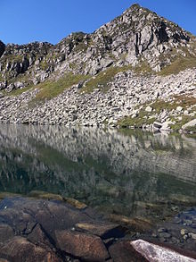 L'étang d'Alate (1 868 mètres), au pied de la face est granitique du mont Garias (2 006 mètres)