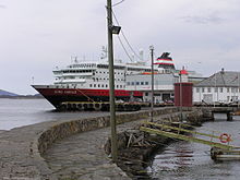 Das Hurtigruten-Schiff Kong Harald an der Außenmole von Ålesund