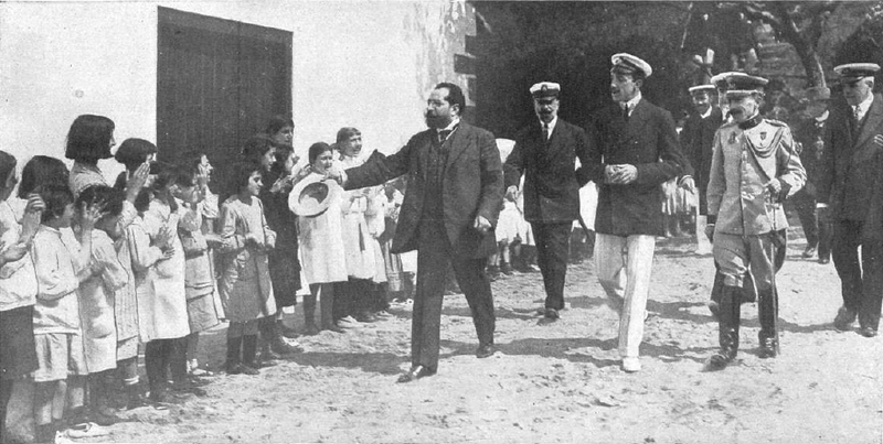 File:Alfonso XIII visitando sanatorio.png