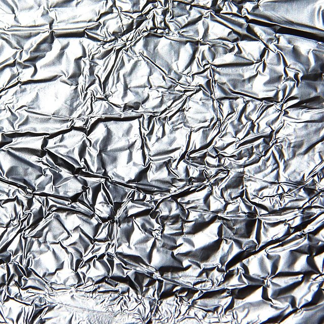 https://upload.wikimedia.org/wikipedia/commons/thumb/7/7a/Aluminium_foil_closeup.jpg/640px-Aluminium_foil_closeup.jpg