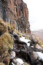 Il Rio delle Amazzoni nasce da una parete rocciosa sul Nevado Mismi e la sorgente è contrassegnata da una croce sul terreno.