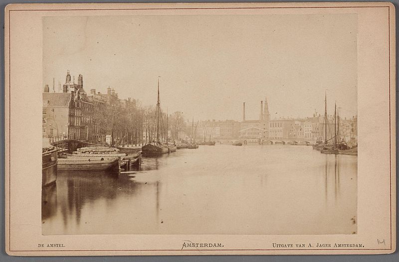 File:Amstel gezien in noordelijke richting naar de Blauwbrug. Links de brug voor de Keizersgracht.jpg