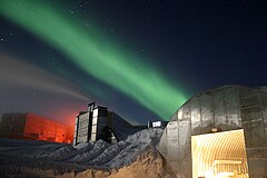 Polarlicht (Südlicht) an der Amundsen-Scott-Südpolstation in der Antarktis