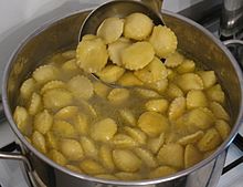 Anolini in brodo (au bouillon).