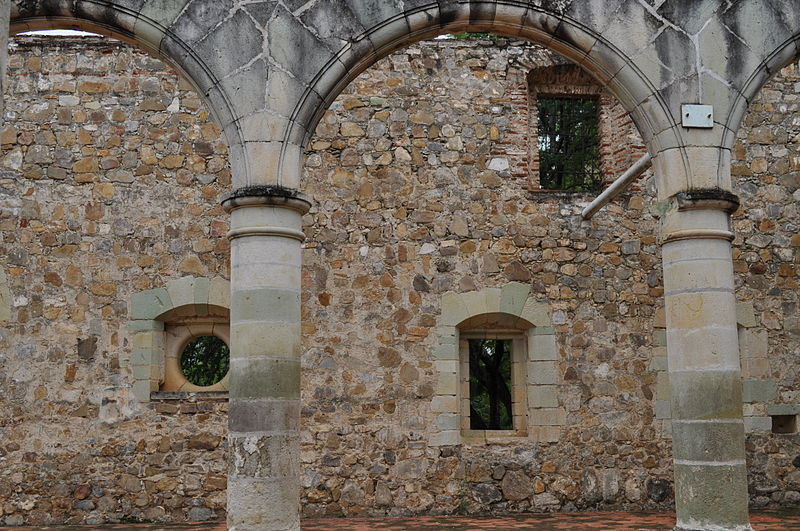 File:Arcos y ventanas.JPG