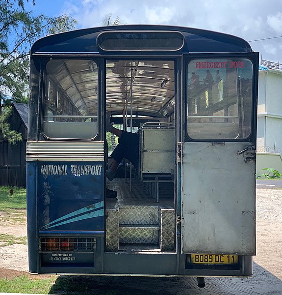 File:Arrière d'un bus à l'arrêt, Flic-en-Flac.jpg