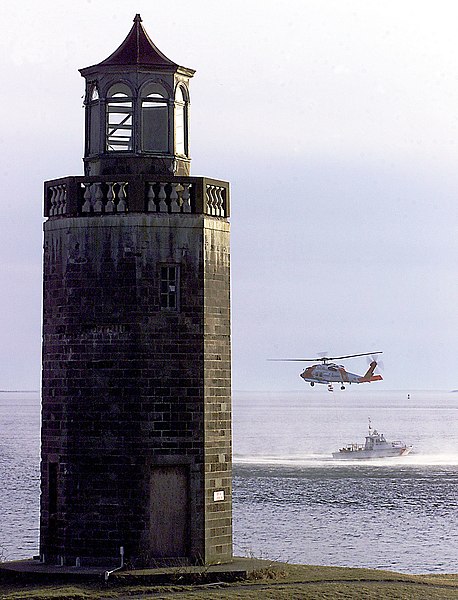File:Avery Point Lighthouse 2000.jpg