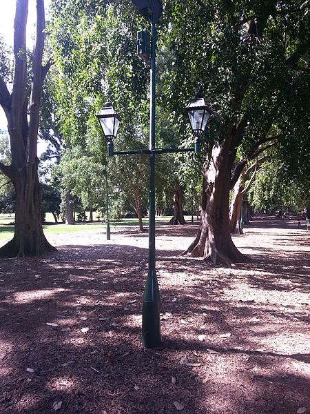 File:BCBG Lamppost 03.jpg