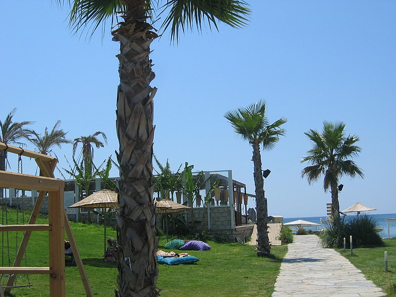 File:Babylon Beach (Alacati) - panoramio.jpg